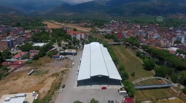 Kiraz ilçesinde 5 bin metrekarelik çok amaçlı pazar yeri törenle hizmete açıldı