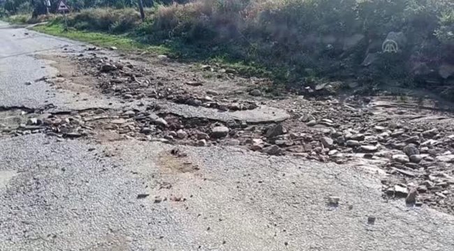 Ödemiş İlçesinde sağanak nedeniyle mahalle yollarında hasar oluştu