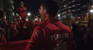 Mete Gazoz'a Olimpiyat Köyü'nde coşkulu karşılama