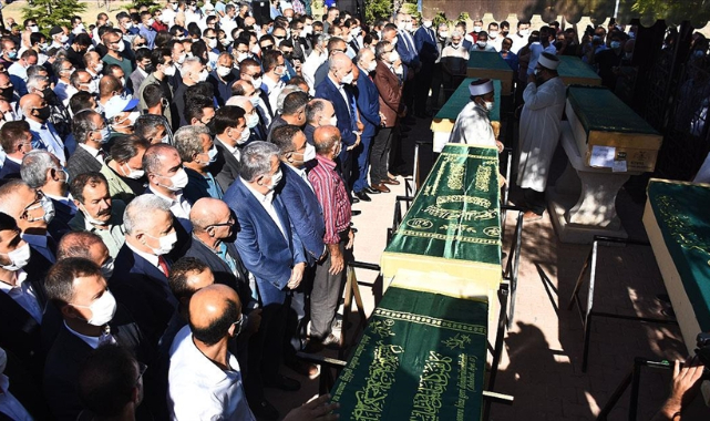 Silahlı saldırıda öldürülen 7 kişinin cenazesi toprağa verildi