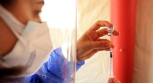 Türkiye'de Kovid-19 aşısı yaptıranları sayısı 40 milyonu geçti.