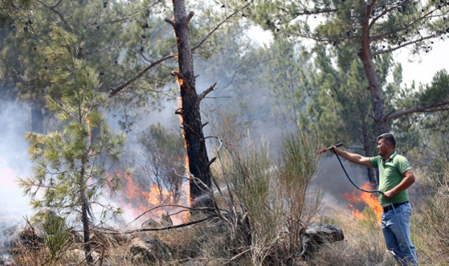 Vatandaşlar, traktör ve hafif ticari araçlarıyla su taşıdıkları yangın bölgelerindeki söndürme çalışmalarına destek veriyor.
