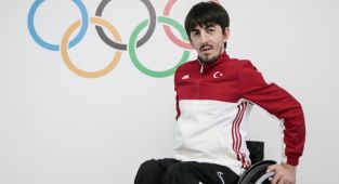 2020 Tokyo Paralimpik Oyunları'nda masa tenisi tek erkeklerde Abdullah Öztürk altın madalya kazandı