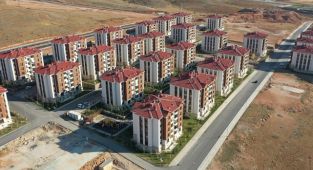 Afet bölgelerinde yaralar TOKİ eliyle sarılıyor