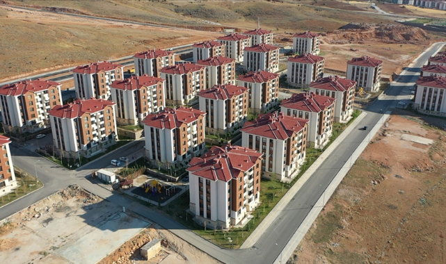 Afet bölgelerinde yaralar TOKİ eliyle sarılıyor