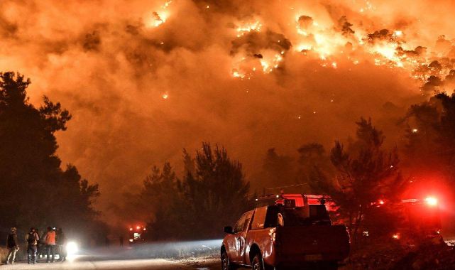 Atina Yakınlarındaki Orman Yangınlarında 80-90 Bin Dönüm Arazi Kül Oldu