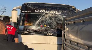 Aydın'da işçi servisi ile tır çarpıştı: 11 yaralı