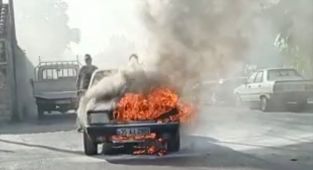  Aydın'da seyir halinde alev alan otomobil yandı