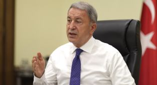 Bakan Akar: Afganistan'daki havaalanının emniyetli şekilde açık kalmasına gayret gösteriyoruz