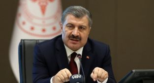 Bakan Koca aşı olmamış iki sağlık çalışanının Kovid-19 sebebiyle vefat ettiğini açıkladı