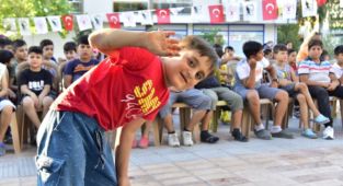 Bornovalı miniklere kuklalı eğlence