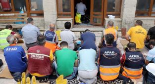 Bozkurt'taki selden etkilenen 113 yıllık camide cuma namazı kılındı