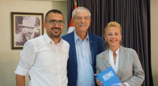 CHP İzmir Milletvekili Kani Beko, İzmir Gazeteciler Cemiyeti Başkanı Dilek Gappi'yi ziyaret etti