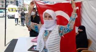 Çocukları terör örgütü PKK tarafından dağa kaçırılan aileler HDP binası önünde eylem yaptı