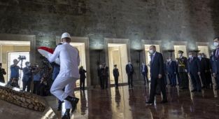 Cumhurbaşkanı Erdoğan başkanlığındaki devlet erkanı, Anıtkabir'i ziyaret etti
