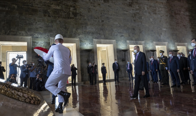 Cumhurbaşkanı Erdoğan başkanlığındaki devlet erkanı, Anıtkabir'i ziyaret etti