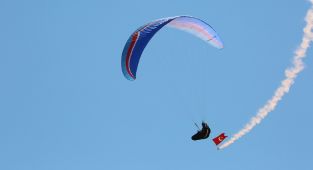 Gökyüzünde Türk bayrağı ve Atatürk posteri açarak 30 Ağustos'u kutladılar