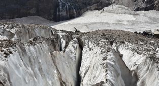 Hakkari'deki Türkiye'nin en büyük vadi buzulu küresel ısınma nedeniyle eriyor