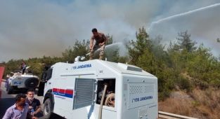 Hatay'da yangının kontrol altına alındığı bölgede soğutma çalışmaları sürüyor