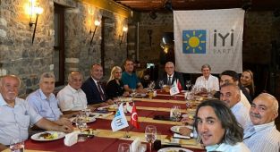 İYİ PARTİ İzmir Milletvekilleri İlçe Başkanlarıyla buluştu.