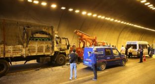 Kamyonun çarptığı otomobil alev aldı: 4 ölü, 2 yaralı