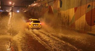 Karabük'te sağanak su baskınlarına neden oldu
