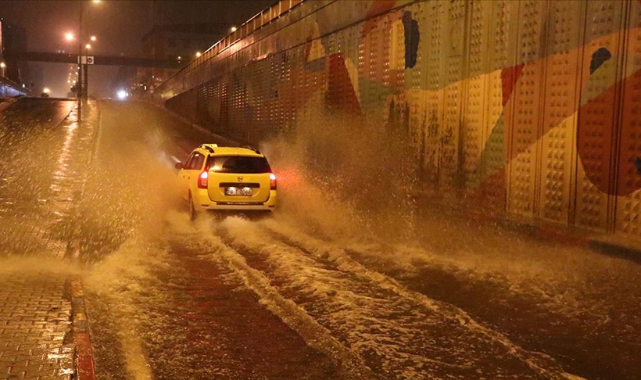 Karabük'te sağanak su baskınlarına neden oldu