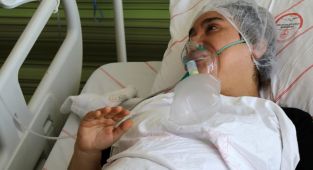 Kararsız kaldığı için aşısını yaptırmayan Kovid-19 hastası kadın pişmanlığını anlattı