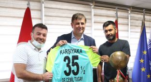 Karşıyakalı şampiyonlar kupayı Başkan Tugay’a götürdü 