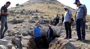 Konya'nın merkez Selçuklu ilçesi sınırlarında bulunan 1720 rakımlı Takkeli Dağ'ın eteklerinde 2012'de başlayan kazılarda, 3-4'üncü yüzyıla tarihlendirilen 35 kaya mezarı ortaya çıkarıldı.