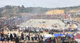  Kovid-19 aşısı yaptırmayanlar deve güreşleri alanlarına giremeyecek