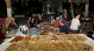 Köyceğizli kadınlar, orman işçileri için sabaha kadar börek yapıyor