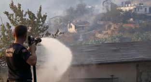 Marmaris'teki orman yangını, yerleşim yerine kadar ulaştı