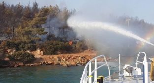 Orman yangınlarına denizden müdahale ediliyor