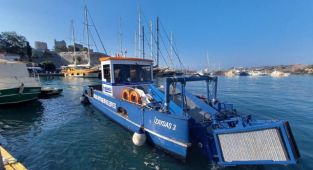 Orman yangınlarından etkilenen Bodrum sahilleri deniz süpürgesiyle temizleniyor