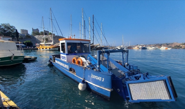 Orman yangınlarından etkilenen Bodrum sahilleri deniz süpürgesiyle temizleniyor
