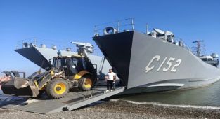 Sel felaketi nedeniyle yolları kapanan Türkeli ilçesine çıkarma gemileriyle araç ve malzeme taşındı