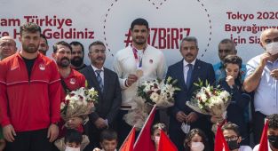 Tokyo'da bronz madalya kazandı, Ankara'da çiçeklerle karşılandı