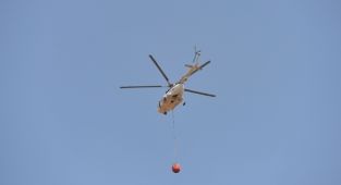 Tunceli'de kontrol altına alınan iki ayrı bölgedeki örtü yangınlarına müdahale sürüyor