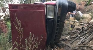 Uçuruma yuvarlanan otomobil sürücüsü öldü