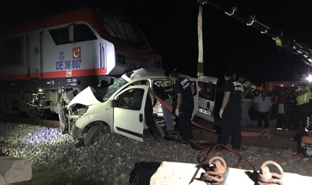 Uşak'ta hemzemin geçitte kaza: 2 ölü