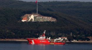 Yangın bölgelerine destek için yola çıkan Nene Hatun Acil Durum Müdahale Gemisi Çanakkale Boğazı'nda