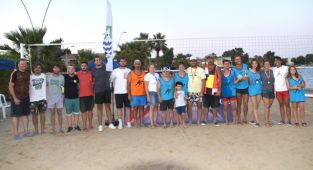 Yeni Foça'da plaj voleybolu turnuvası