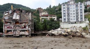  Yıkılan apartmanda arama kurtarma çalışması yapılıyor