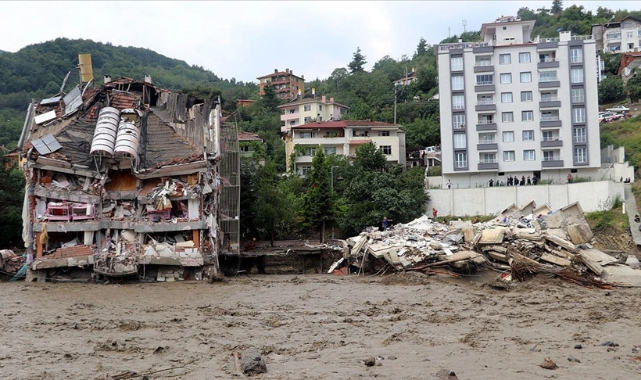 Yıkılan apartmanda arama kurtarma çalışması yapılıyor