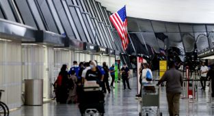 ABD, kasımdan itibaren ülkeye seyahat edecek tüm yabancı ülke vatandaşlarından aşı kanıtı isteyecek