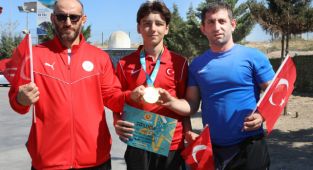 Bayraklılı güreşçi miraç saraç, dünya şampiyonu oldu