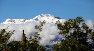 Beyaz gelinliğini giyen Munzur Dağı zirvesinde görsel şölen