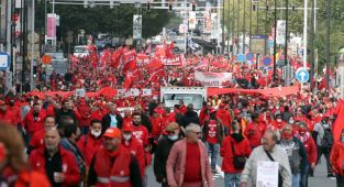 Brüksel'de binlerce işçi ücretlerine zam yapılmasına sınır koyan yasayı protesto etti