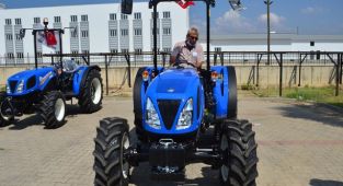 Çiftçiler, yeni traktörlerine kavuştu